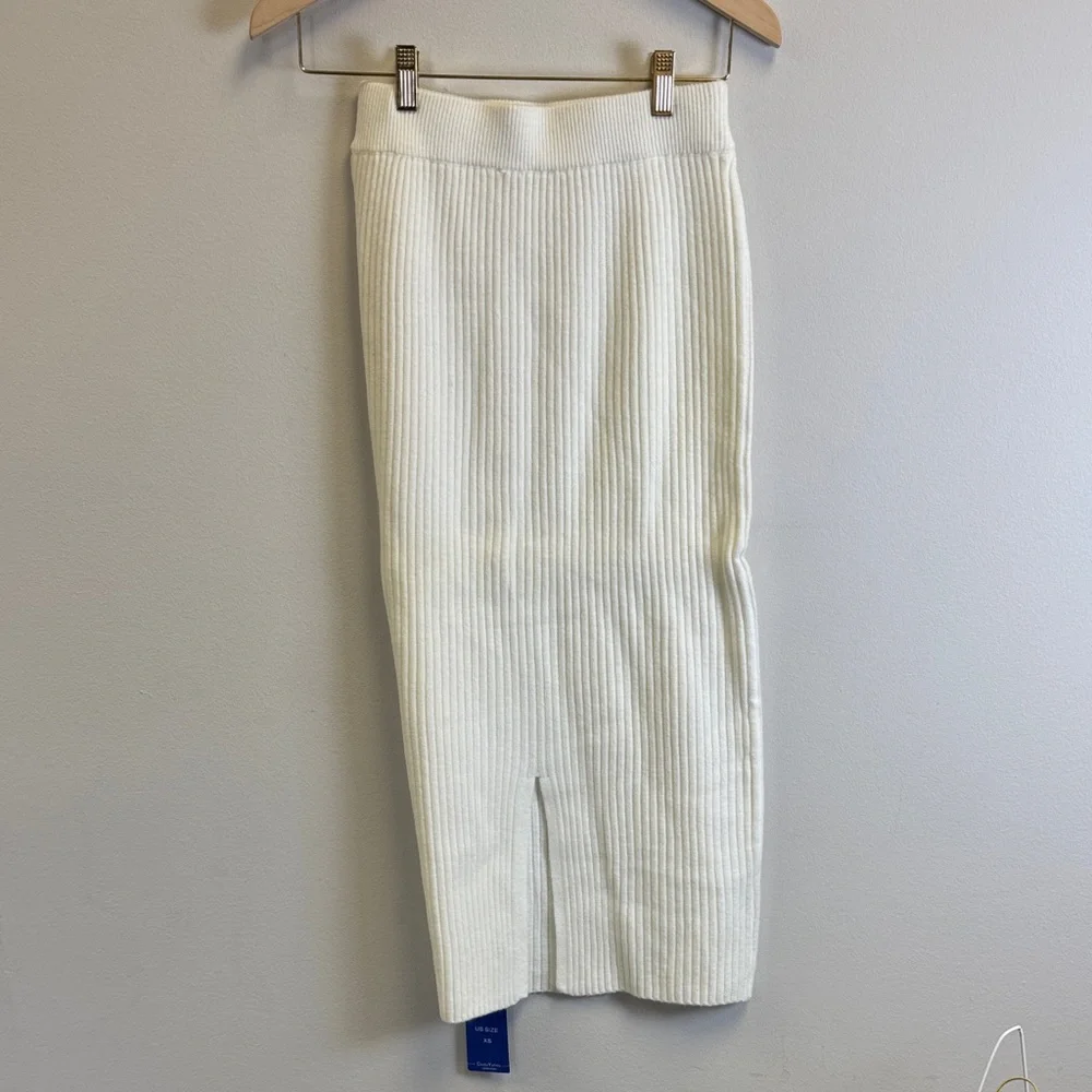 Chic White Ribbed Pencil Skirt - Picture 4 of 4